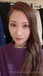 难得一见粉嫩美穴小姐姐，腰细美臀无毛小穴，振动棒抽插水很多，翘起屁股掰穴，水晶假屌猛捅